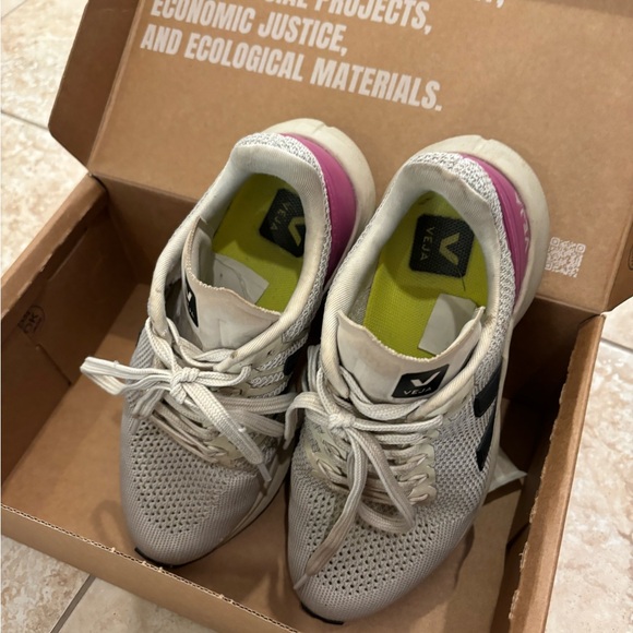 Veja Marlin V-knit running shoes - Picture 2 of 5